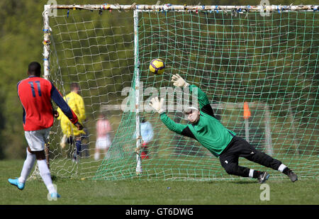 Hare & Hounds Partitur den Strafstoß, die Division Two clinch-Titel - Hare & Hounds (rot) Vs Lammas - Hackney & Leyton Fußball-Liga im Osten Marsh, Hackney - 18.04.10 Stockfoto