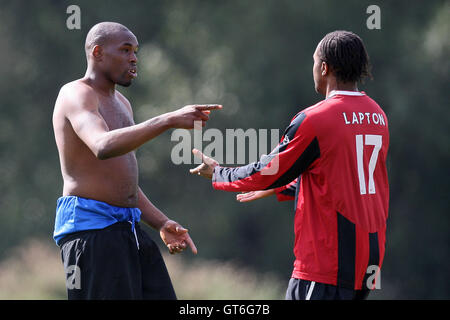 Lapton feiern ihren siebten Tor - Lapton (rot/schwarz) Vs Armee & Marine - Hackney & Leyton Sunday League Football im Süden Marsh, Hackney Sümpfe, London - 18.09.11 Stockfoto