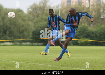 Lapton ihre erste Tor und feiern - Lapton Vs Black Meteors - Hackney & Leyton Sonntag Dickie Davies-Cup-Finale Fußball League im Süden Marsh, Hackney Sümpfe, London - 20.05.12 Stockfoto