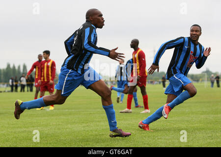 Lapton ihre erste Tor und feiern - Lapton Vs Black Meteors - Hackney & Leyton Sonntag Dickie Davies-Cup-Finale Fußball League im Süden Marsh, Hackney Sümpfe, London - 20.05.12 Stockfoto