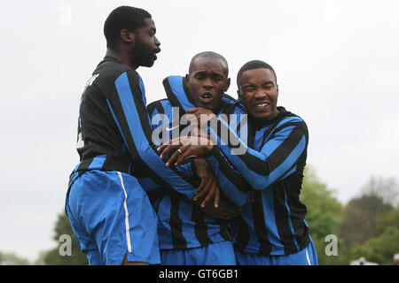 Lapton ihre erste Tor und feiern - Lapton Vs Black Meteors - Hackney & Leyton Sonntag Dickie Davies-Cup-Finale Fußball League im Süden Marsh, Hackney Sümpfe, London - 20.05.12 Stockfoto