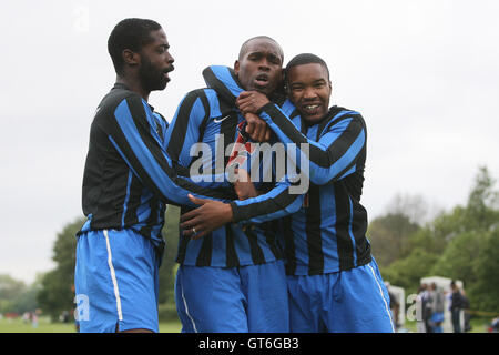 Lapton ihre erste Tor und feiern - Lapton Vs Black Meteors - Hackney & Leyton Sonntag Dickie Davies-Cup-Finale Fußball League im Süden Marsh, Hackney Sümpfe, London - 20.05.12 Stockfoto