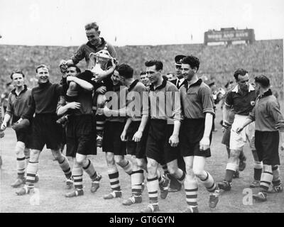 Wölfe Kapitän Billy Wright von seinem Teamkollegen nach dem Gewinn des FA-Cup im Wembley-Stadion im Jahr 1949 durchgeführt Stockfoto