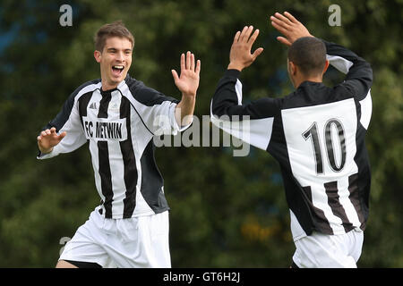 Metwin feiern ihr erste Ziel - Lapton (rot/schwarz) Vs FC Metwin - Hackney & Leyton Sunday League Football im Osten Marsh, Hackney Sümpfe - 26.09.10 Stockfoto