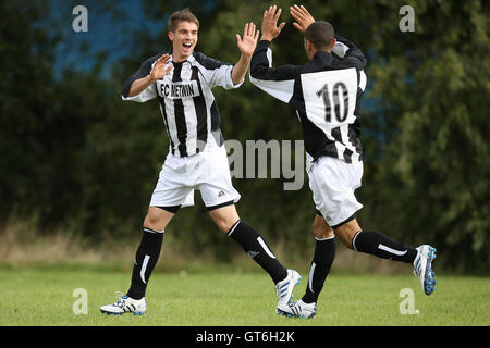 Metwin feiern ihr erste Ziel - Lapton (rot/schwarz) Vs FC Metwin - Hackney & Leyton Sunday League Football im Osten Marsh, Hackney Sümpfe - 26.09.10 Stockfoto