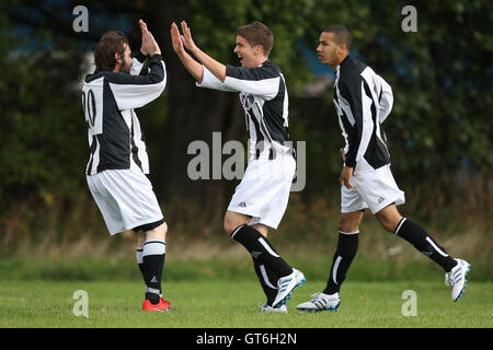 Metwin feiern ihr erste Ziel - Lapton (rot/schwarz) Vs FC Metwin - Hackney & Leyton Sunday League Football im Osten Marsh, Hackney Sümpfe - 26.09.10 Stockfoto