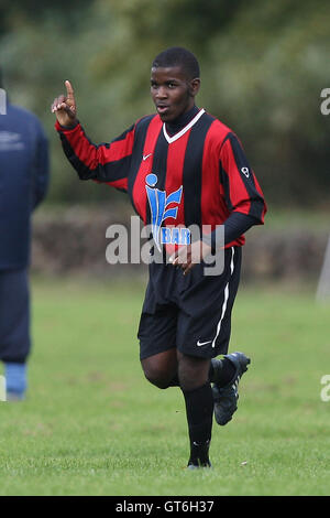 Lapton feiern ihr erste Ziel - Lapton (rot/schwarz) Vs FC Metwin - Hackney & Leyton Sunday League Football im Osten Marsh, Hackney Sümpfe - 26.09.10 Stockfoto