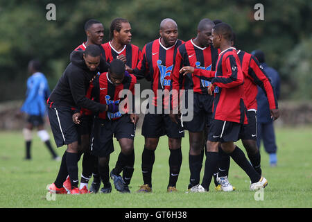 Lapton feiern ihr erste Ziel - Lapton (rot/schwarz) Vs FC Metwin - Hackney & Leyton Sunday League Football im Osten Marsh, Hackney Sümpfe - 26.09.10 Stockfoto
