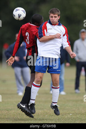 Lapton (rot/schwarz) Vs drei Kompasse - Hackney & Leyton Sonntag Fußball-Liga im Osten Marsh, Hackney Sümpfe, London - 09.06.09 Stockfoto