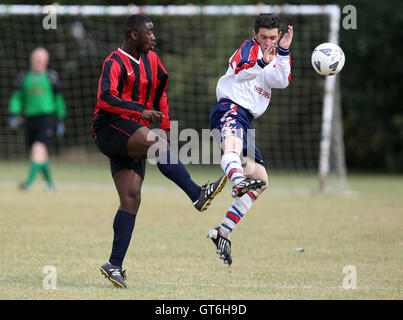Lapton (rot/schwarz) Vs drei Kompasse - Hackney & Leyton Sonntag Fußball-Liga im Osten Marsh, Hackney Sümpfe, London - 09.06.09 Stockfoto