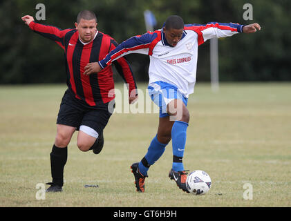 Lapton (rot/schwarz) Vs drei Kompasse - Hackney & Leyton Sonntag Fußball-Liga im Osten Marsh, Hackney Sümpfe, London - 09.06.09 Stockfoto
