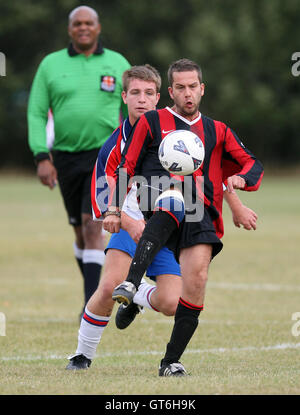 Lapton (rot/schwarz) Vs drei Kompasse - Hackney & Leyton Sonntag Fußball-Liga im Osten Marsh, Hackney Sümpfe, London - 09.06.09 Stockfoto