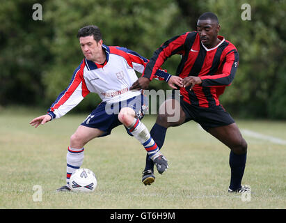 Lapton (rot/schwarz) Vs drei Kompasse - Hackney & Leyton Sonntag Fußball-Liga im Osten Marsh, Hackney Sümpfe, London - 09.06.09 Stockfoto