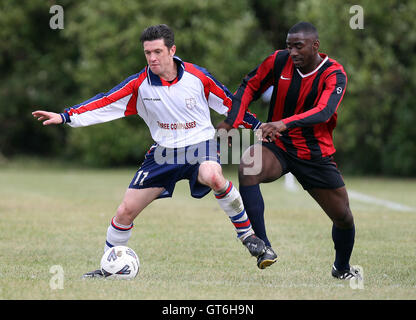 Lapton (rot/schwarz) Vs drei Kompasse - Hackney & Leyton Sonntag Fußball-Liga im Osten Marsh, Hackney Sümpfe, London - 09.06.09 Stockfoto