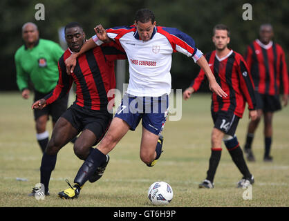 Lapton (rot/schwarz) Vs drei Kompasse - Hackney & Leyton Sonntag Fußball-Liga im Osten Marsh, Hackney Sümpfe, London - 09.06.09 Stockfoto