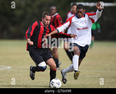 Lapton (rot/schwarz) Vs drei Kompasse - Hackney & Leyton Sonntag Fußball-Liga im Osten Marsh, Hackney Sümpfe, London - 09.06.09 Stockfoto