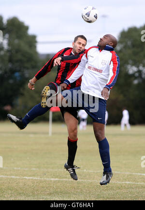 Lapton (rot/schwarz) Vs drei Kompasse - Hackney & Leyton Sonntag Fußball-Liga im Osten Marsh, Hackney Sümpfe, London - 09.06.09 Stockfoto
