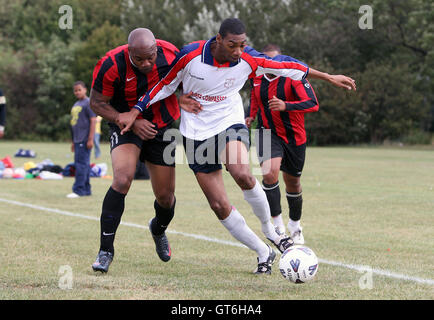 Lapton (rot/schwarz) Vs drei Kompasse - Hackney & Leyton Sonntag Fußball-Liga im Osten Marsh, Hackney Sümpfe, London - 09.06.09 Stockfoto
