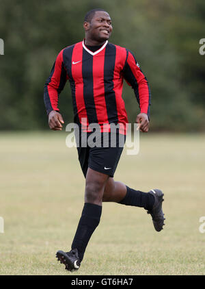 Lapton (rot/schwarz) Vs drei Kompasse - Hackney & Leyton Sonntag Fußball-Liga im Osten Marsh, Hackney Sümpfe, London - 09.06.09 Stockfoto