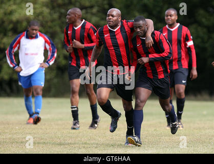 Lapton feiern ein Ziel - Lapton (rot/schwarz) Vs drei Kompasse - Hackney & Leyton League Sonntag Fußball im Osten Marsh, Hackney Sümpfe, London - 09.06.09 Stockfoto