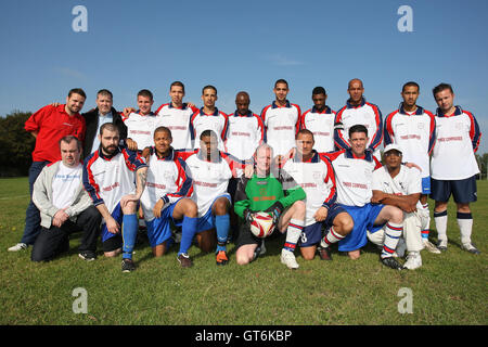 Drei Kompasse FC posieren für ein Teamfoto - League im Süden Marsh, Hackney, London Hackney & Leyton - 27.09.09 Stockfoto