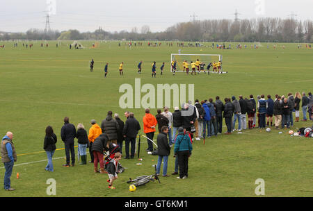 Einen Überblick über das Spiel - Kapelle Old Boys (blau) Vs Senf - Hackney & Leyton Sonntag Fußball Liga Jack Morgan Cup Finale Stockfoto
