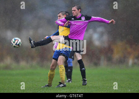 RL United (lila/schwarz) Vs Niva-Unistream - Hackney & Leyton Sonntag Fußball-Liga im Süden Marsh, Hackney Sümpfe, London - 23.11.14 Stockfoto