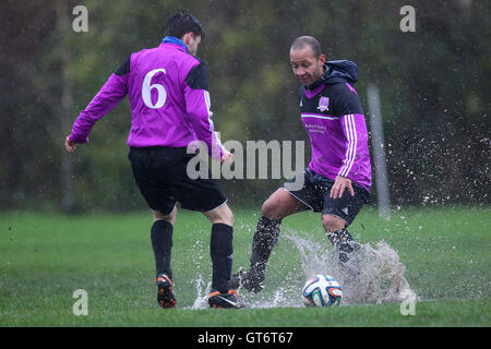 RL United (lila/schwarz) Vs Niva-Unistream - Hackney & Leyton Sonntag Fußball-Liga im Süden Marsh, Hackney Sümpfe, London - 23.11.14 Stockfoto