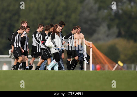 Railway Tavern FC-Spieler das Spielfeld zu verlassen und Fuß in die Umkleidekabinen nach einem East London Sunday League match in Hackney Stockfoto