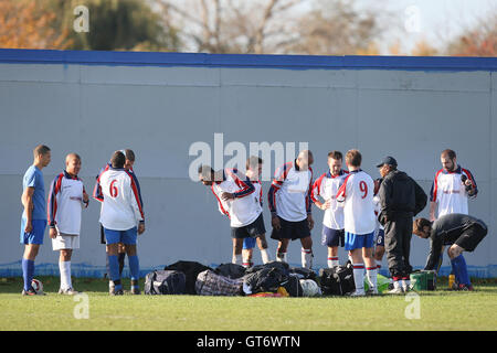 Drei Kompasse FC Spieler sammeln Sie ihre Ausrüstung nach einer Hackney & Leyton-Liga-Spiel in Hackney Sümpfe - 15.11.09 Stockfoto