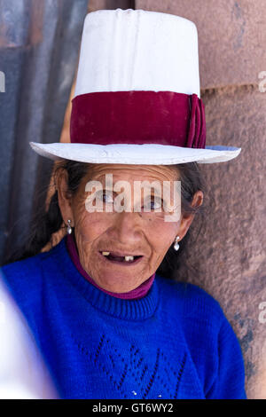 Maras Peru-Mai 18: Porträt von einer älteren Frau, die einen hohen Hut in Maras. 18. Mai 2016, Maras Peru. Stockfoto
