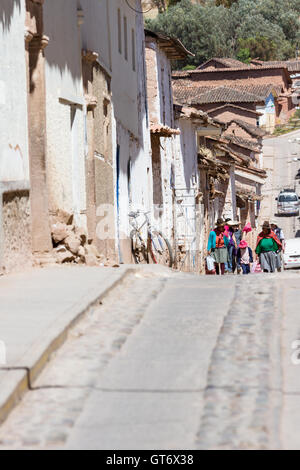 Maras Peru-Mai 18: Menschen vor Ort zu Fuß auf den Straßen von Maras. 18. Mai 2016, Maras Peru. Stockfoto