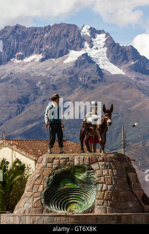 Maras Peru-Mai 18: Statue in der Innenstadt Platz von der Stadt Maras, die Lebensart der Region darstellt. 18. Mai 2016, M Stockfoto