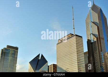 Ein Prudential Plaza, Mitte rechts und zwei Prudential Plaza, dominiert ganz rechts einen Teil der Skyline von Chicago. Stockfoto