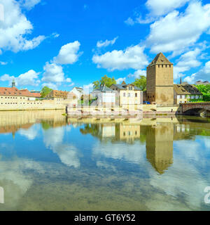 Straßburg, Turm der mittelalterliche Brücke Ponts Couverts und Reflexion, Barrage Vauban. Elsass, Frankreich. Stockfoto