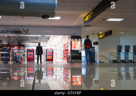 Lima Peru - 20.Mai: Reisende zu Fuß innerhalb der International Airport in Lima. 20. Mai 2016, Lima Peru. Stockfoto