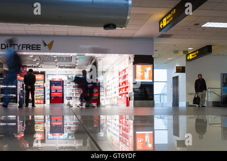 Lima Peru - 20.Mai: Reisende zu Fuß innerhalb der International Airport in Lima. 20. Mai 2016, Lima Peru. Stockfoto