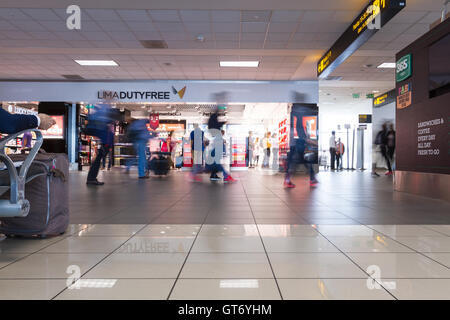 Lima Peru - 20.Mai: Reisende zu Fuß innerhalb der International Airport in Lima. 20. Mai 2016, Lima Peru. Stockfoto