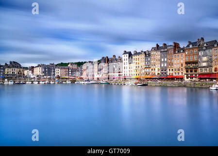 Honfleur berühmte Dorf Hafen Skyline und Wasser Reflexion. Normandie, Frankreich, Europa. Langzeitbelichtung. Stockfoto