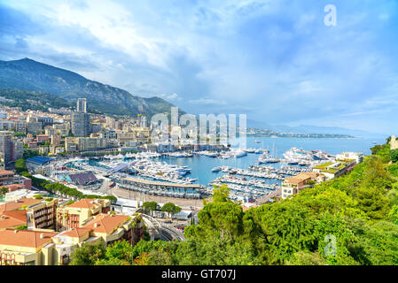 Monaco Montecarlo Fürstentum Luftbild Stadtbild. Wolkenkratzer, Berge und Marina. Azurblaue Küste. Frankreich, Europa. Stockfoto