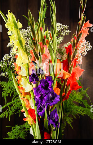 Bunter Blumenstrauß aus gladiolen Stockfoto, Bild 167031835 Alamy