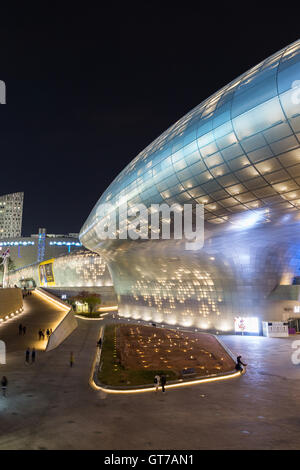 Plaza und Seite Ansicht von der futuristischen Dongdaemun Design Plaza (DDP) in Seoul, Südkorea in der Nacht. Stockfoto