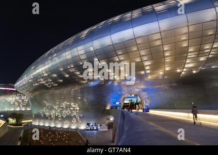 Plaza, Brücke und futuristische Dongdaemun Design Plaza (DDP) in Seoul, Südkorea in der Nacht. Stockfoto