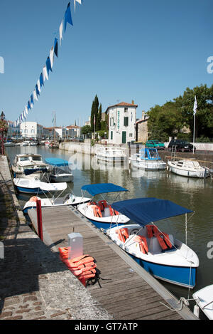 Marans Charente Maritime Südwest-Frankreich - Canal de Marans eine La Rochelle und Boote vertäut am Kai Stockfoto