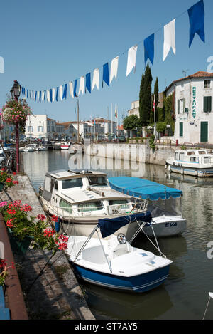 Marans Charente Maritime Südwest-Frankreich - Canal de Marans eine La Rochelle und Boote vertäut am Kai Stockfoto