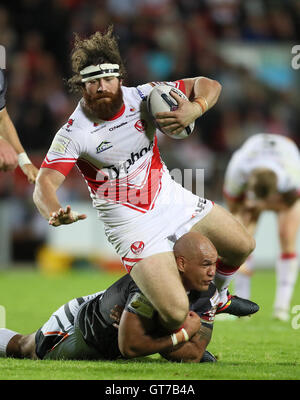 St Helens Kyle Amor von Castleford Tigers' Jake Webster, während den ersten Utility Super League Super 8 des Spiels im Langtree Park, St Helens in Angriff genommen wird. Stockfoto