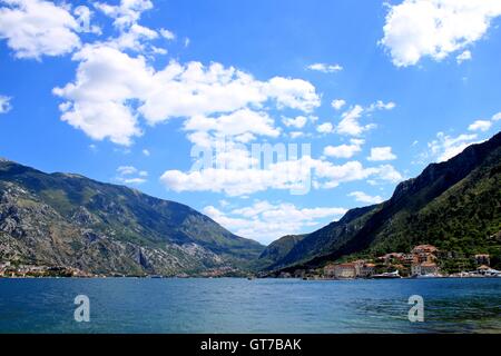 Bucht von Boka Kotorska, Montenegro. Blick von der Küste in Prcanj Stockfoto