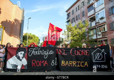 Rom, Italien. 08. Sep, 2016. Demonstration in Rom zu erinnern, der junge Fabrizio Ceruso während der 8. September 1974 im Alter von 19 von der Polizei getötet "Die Schlacht von St. Basilio" Gehäuse-Berufe in der Nachbarschaft zu verteidigen. © Patrizia Cortellessa/Pacific Press/Alamy Live-Nachrichten Stockfoto