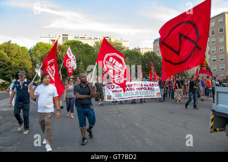 Rom, Italien. 08. Sep, 2016. Demonstration in Rom zu erinnern, der junge Fabrizio Ceruso während der 8. September 1974 im Alter von 19 von der Polizei getötet "Die Schlacht von St. Basilio" Gehäuse-Berufe in der Nachbarschaft zu verteidigen. © Patrizia Cortellessa/Pacific Press/Alamy Live-Nachrichten Stockfoto