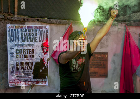 Rom, Italien. 08. Sep, 2016. Demonstration in Rom zu erinnern, der junge Fabrizio Ceruso während der 8. September 1974 im Alter von 19 von der Polizei getötet "Die Schlacht von St. Basilio" Gehäuse-Berufe in der Nachbarschaft zu verteidigen. © Patrizia Cortellessa/Pacific Press/Alamy Live-Nachrichten Stockfoto